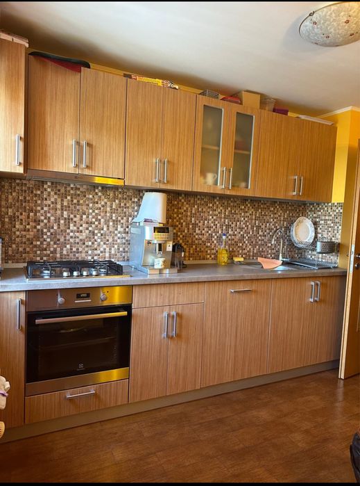 Bucatarie frumoasa ingrijita cu electrocasnice de marca