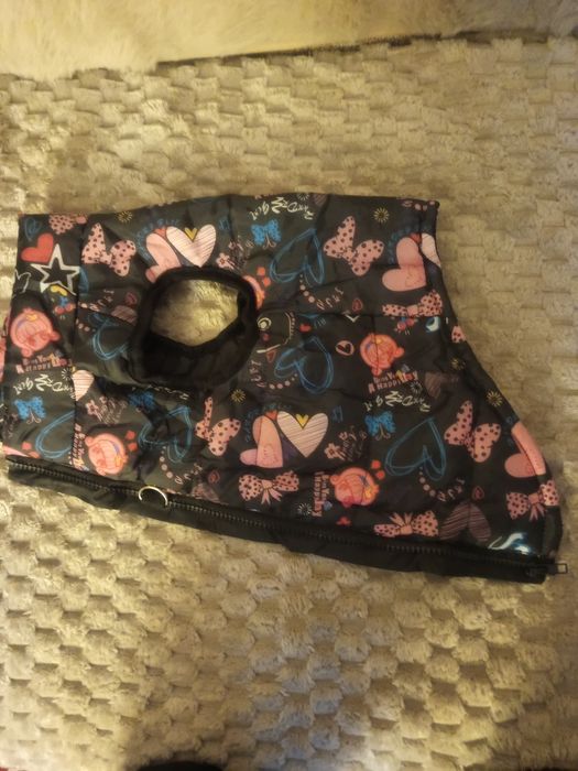 Продам жилетку для собачки , новая ,расцветка  подойдёт мальчику и дев