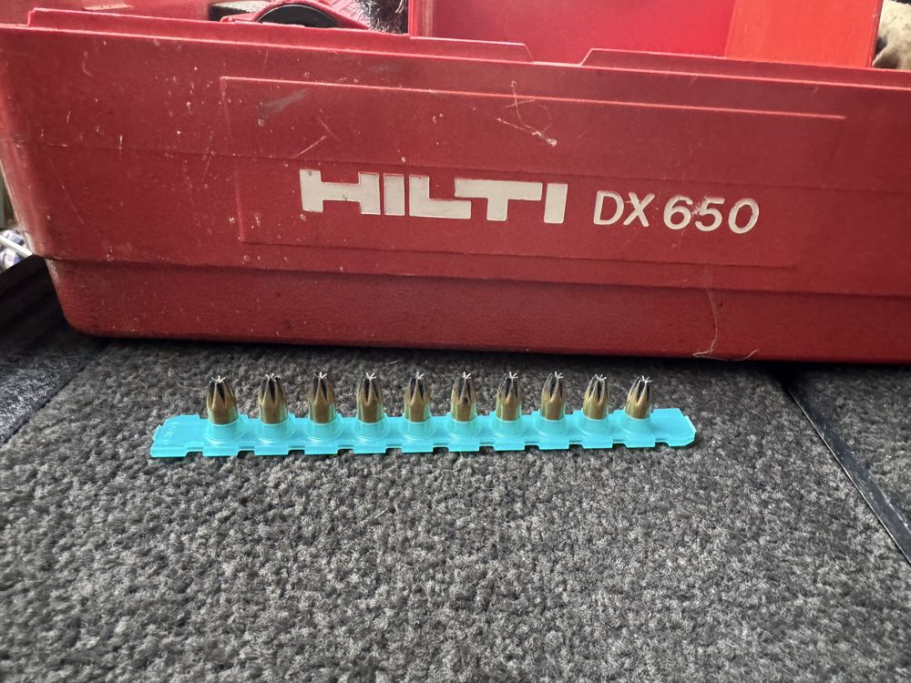 Професионален пистолет за пирони HILTI с 10,000 пирона