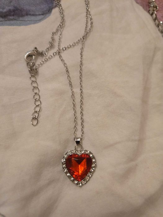 Нова лачена чанта целувка