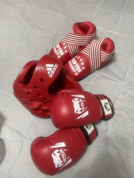 Набор для тхэквондо,бокса (шлем,бутсы,перчатки)