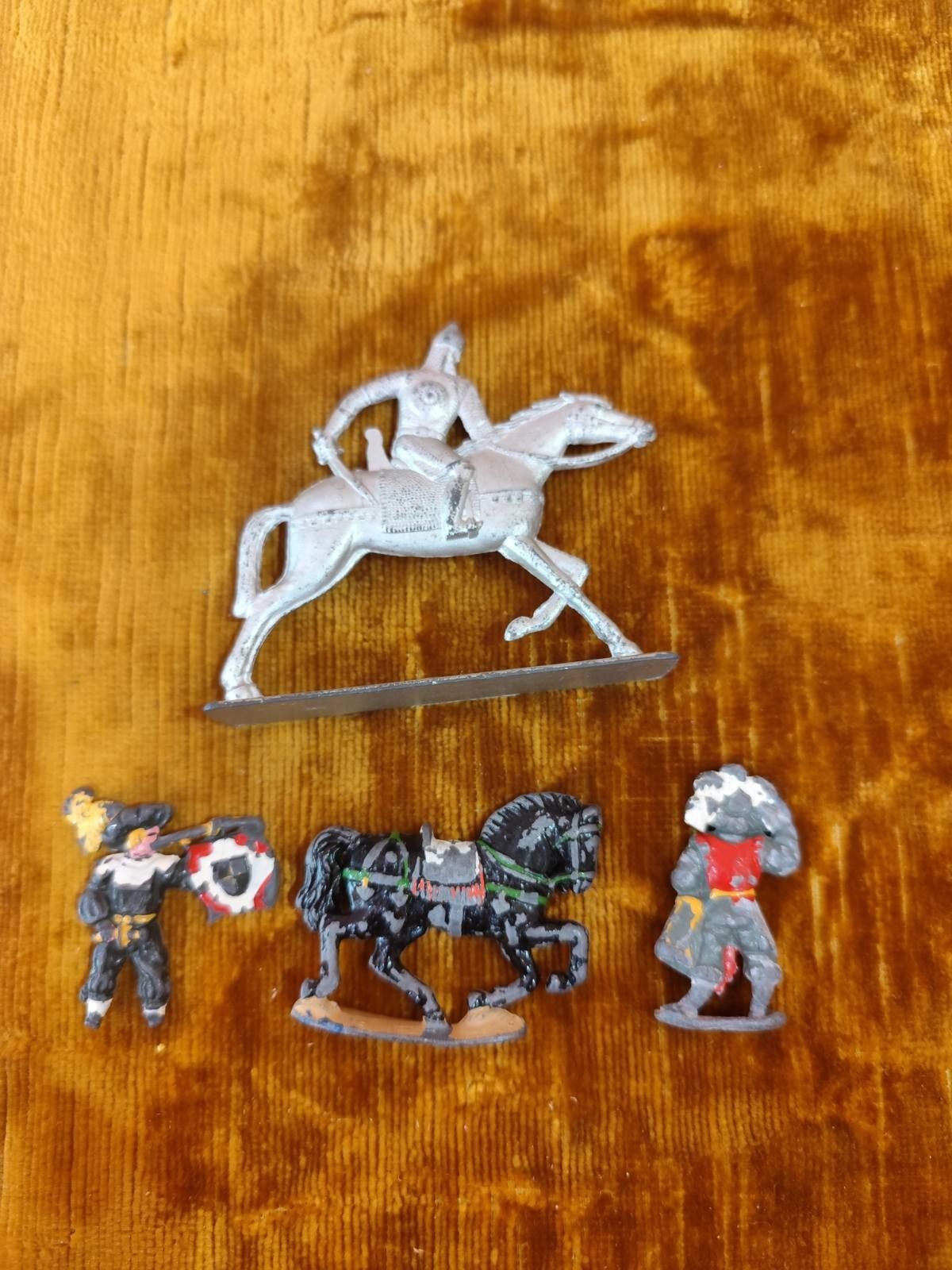 Продавам оловни фигори