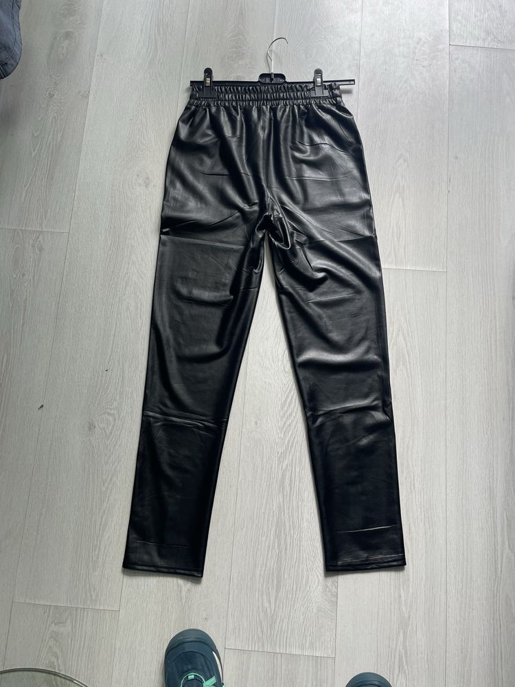 Pantalon imitatie piele cu buzunare mas M si L