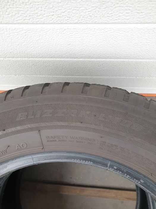 Зимни гуми 2 броя BRIDGESTONE Blizak LM001 205 60 R16 дот 3319