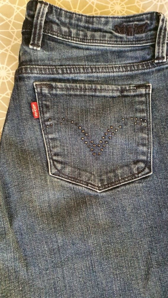 Blugi levi's cu strasuri ediție limitată