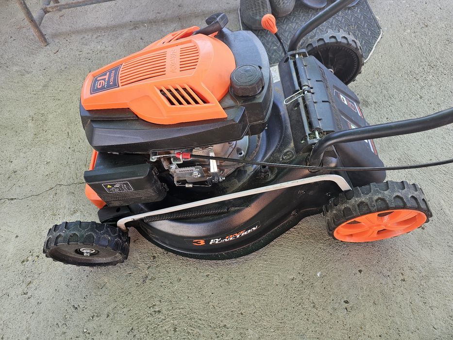 Masina de tuns iarba  benzina