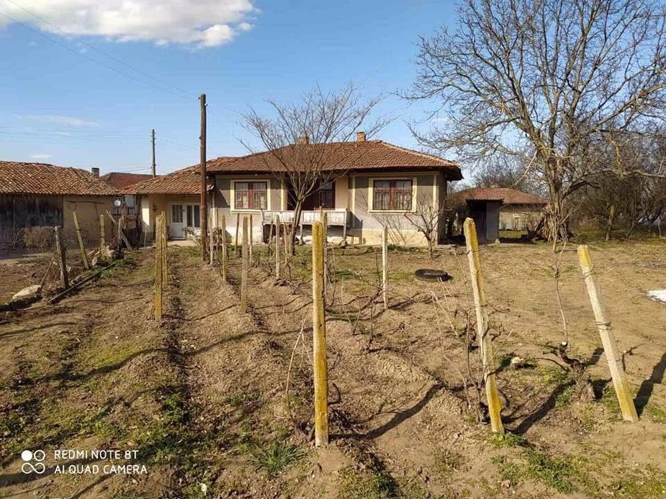Прекрасна къща с двор! До Главен път
