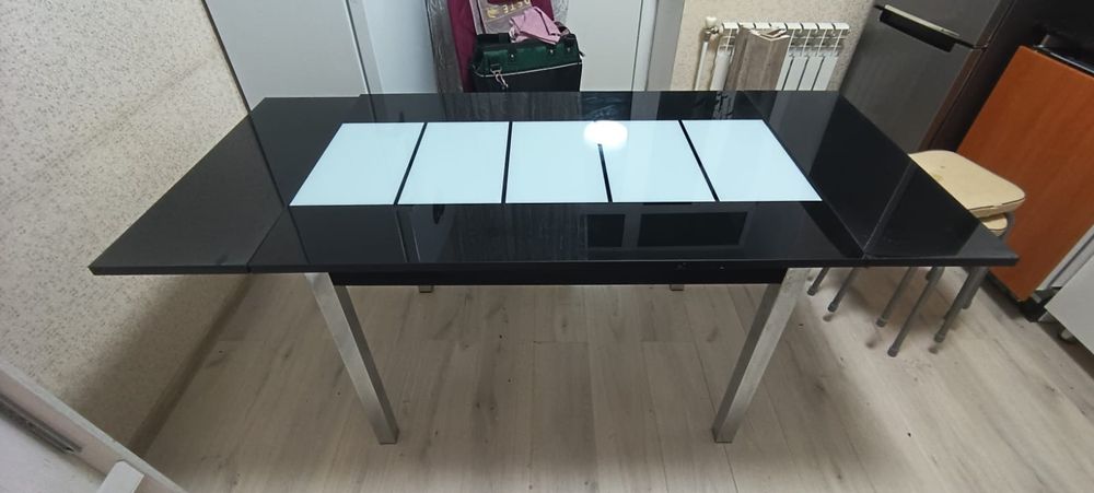 Стол кухонный , стеклянный очень красивый увеличивается в размерах,