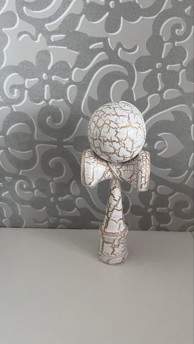 Kendama model “Cracked Paint”- in stare Nou Nouță