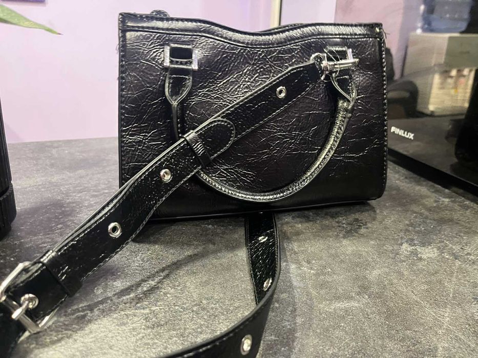 Черна кожена чанта на GUESS