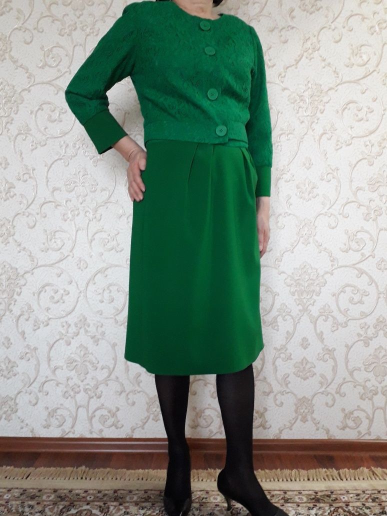 Платье зеленое с двумя пиджаками  в, короткий пиджак зеленого и белого