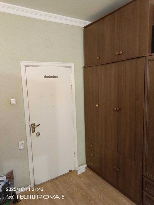 Продаётся б/у вместительный одёжный шкаф для спальни.