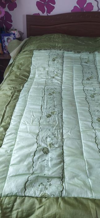 Продается  три пледа на двухспальную  кровать.