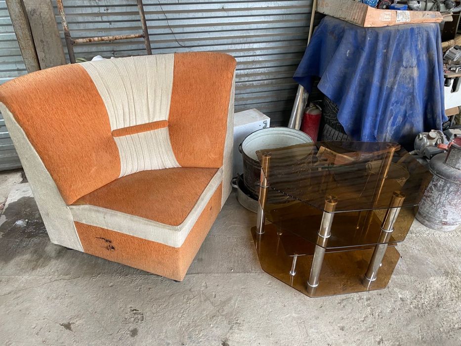 Диван и 3 кресла и столик