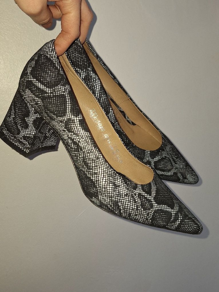 Pantofi piele dama imprimeu Enzo Bertini marime 37 / preț 70 lei