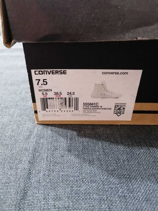 Оригинални чисто нови кецове Converse