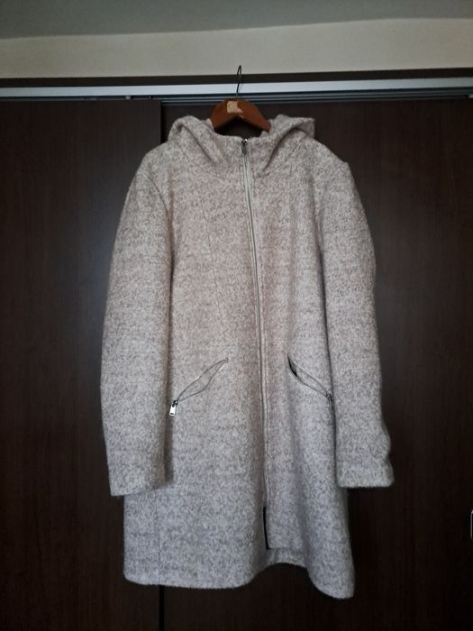 Vând f urgent haina de stofa,crem ,cu gluga ,starefbuna