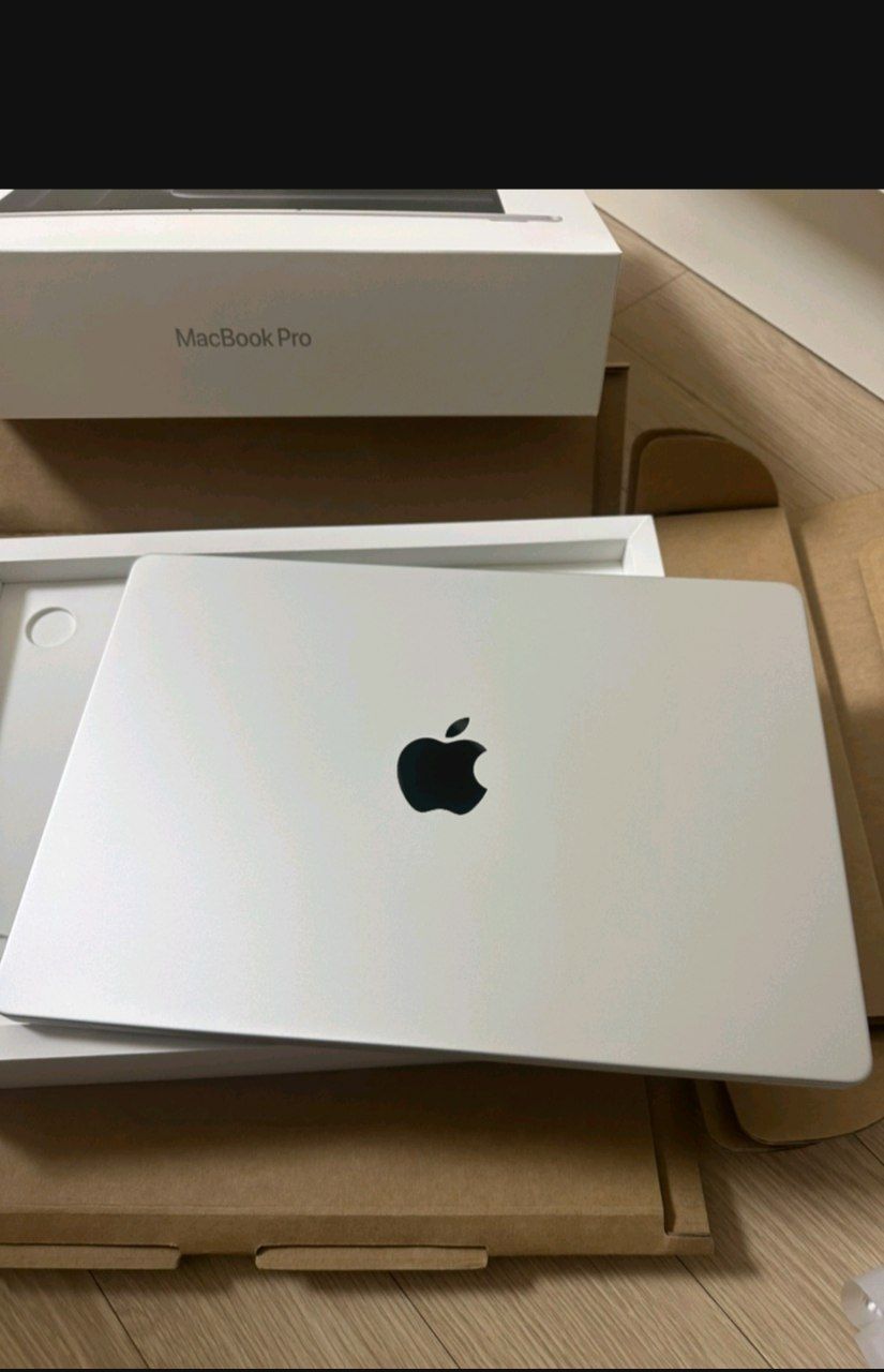 MacBook Pro M4 Silver 14 dyum (16GB/512GB) 2 marta zaryad olgan yangi
