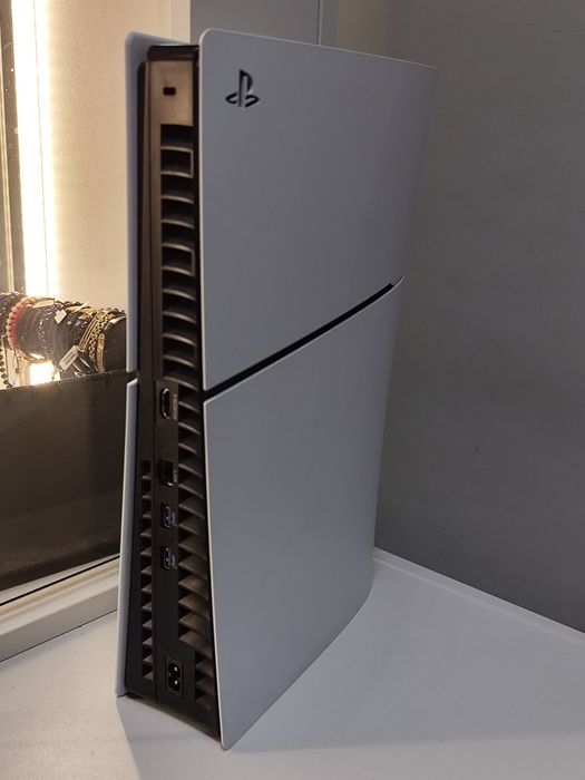 PS5 Slim 1TB Disc version с два контролера
