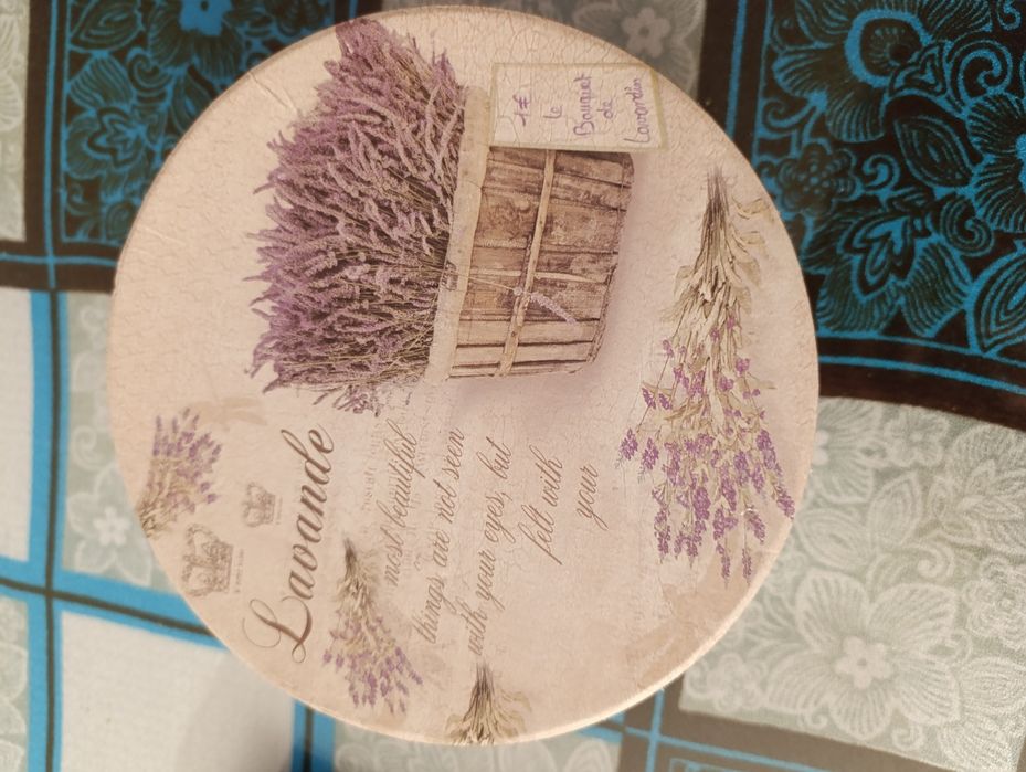 2 cutii rotunde  din carton, cu capac și una dreptunghiulara