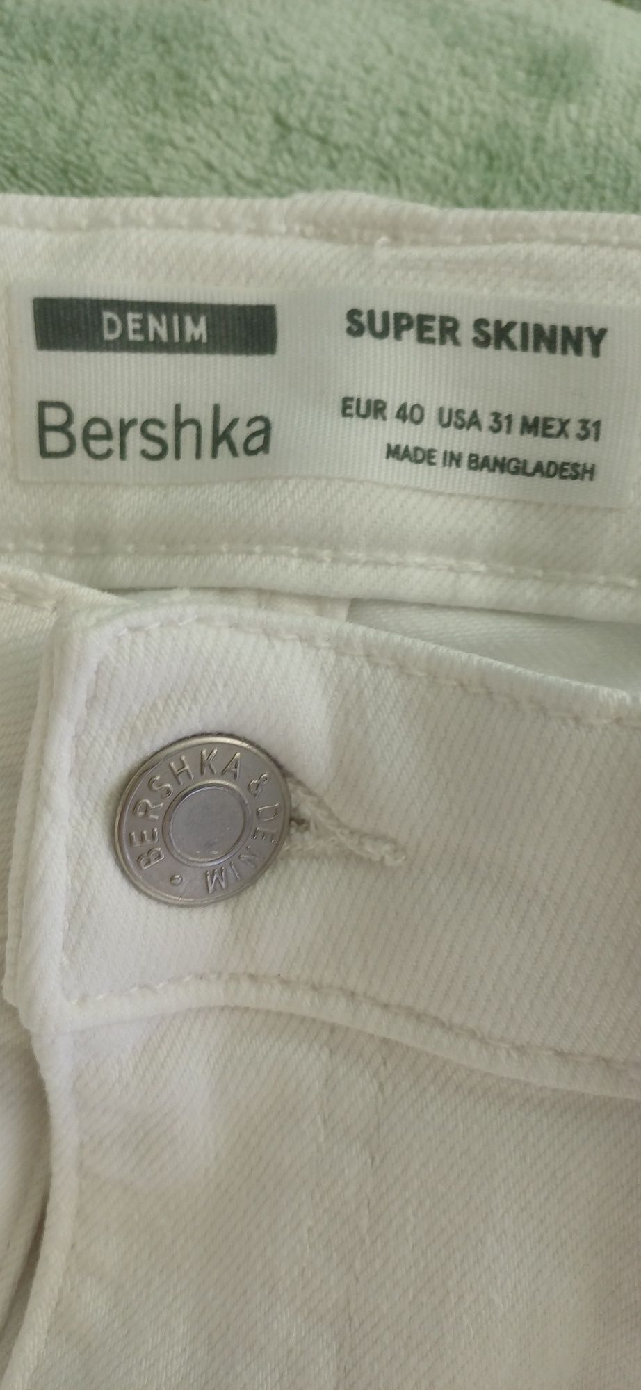 Бели дънки от bershka