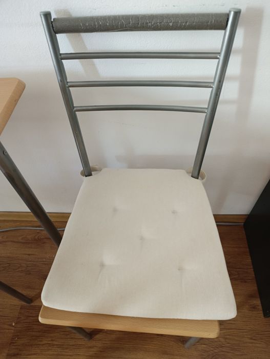 Masă cu 4 scaune și 4 perne pentru scaune