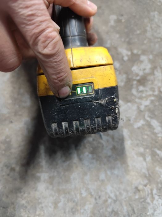 Vând bormașină dewalt