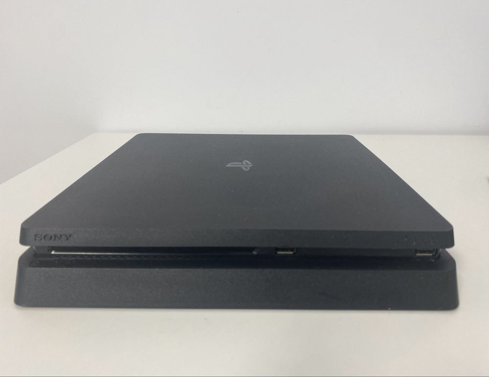 Vând PS4 1TB spațiu de stocare