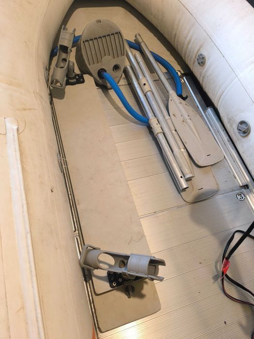 Продавам Лодка Зандер330