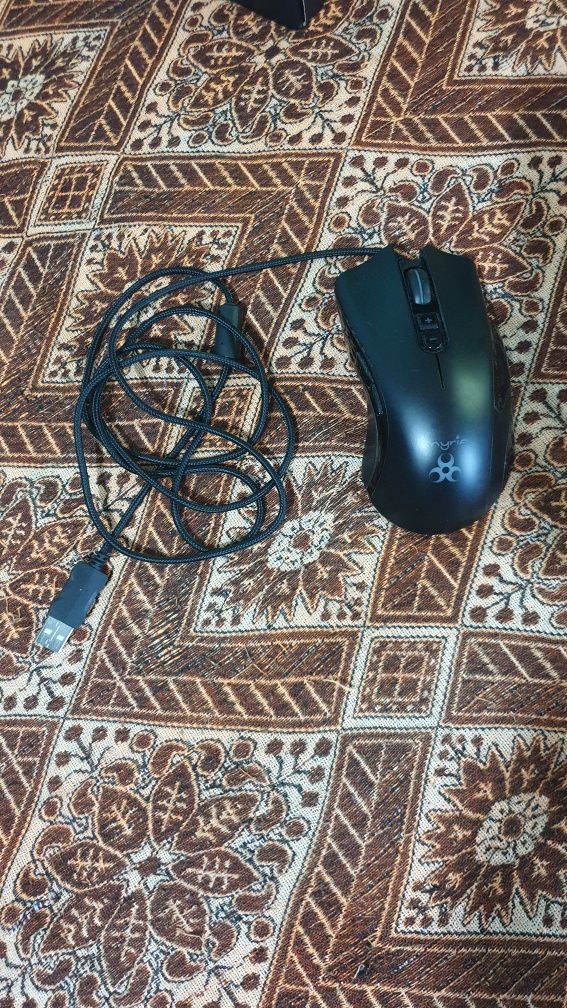 Mouse gaming Myria cu fir textil