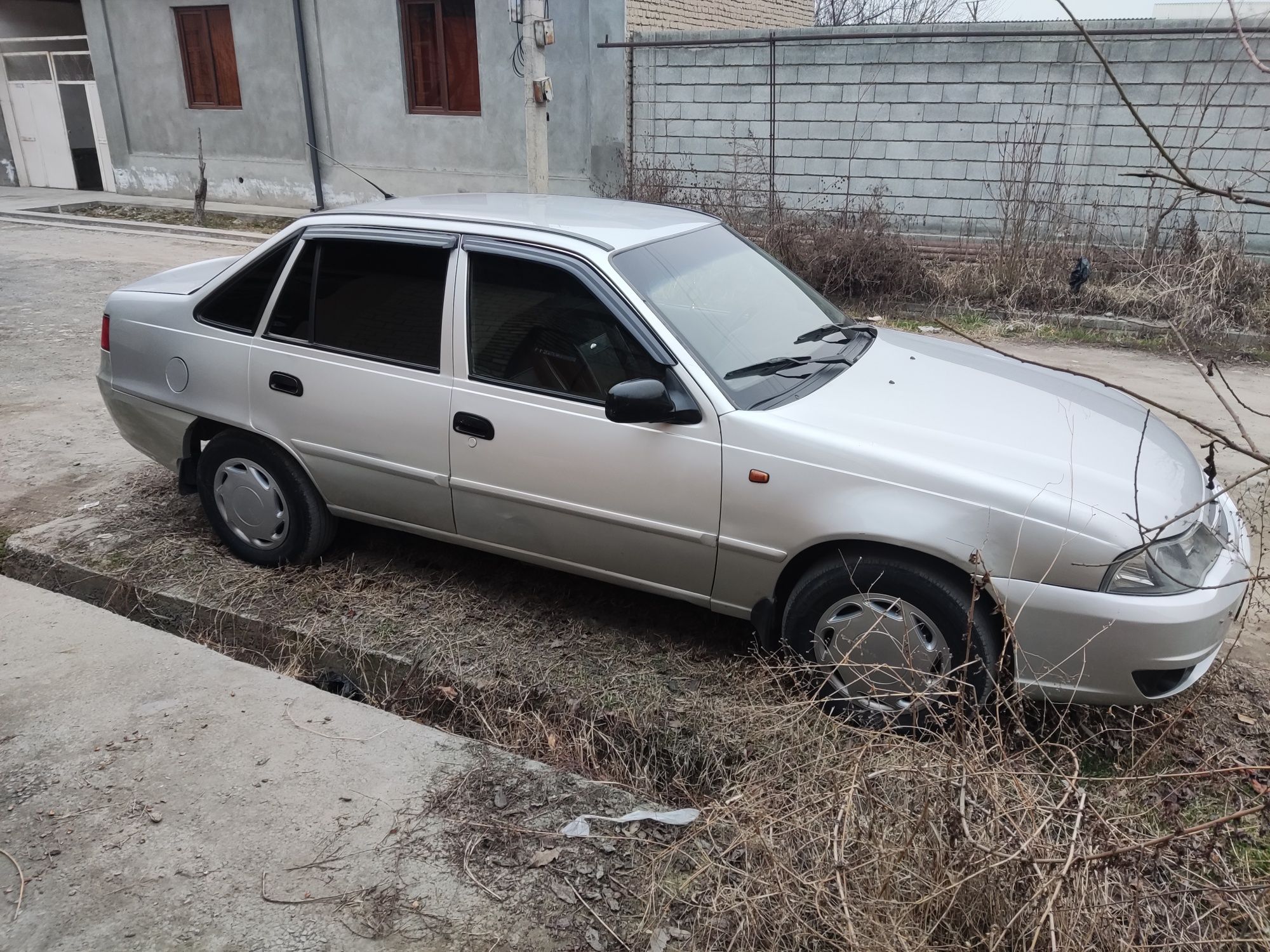 Nexia 2 1.6  sotiladi