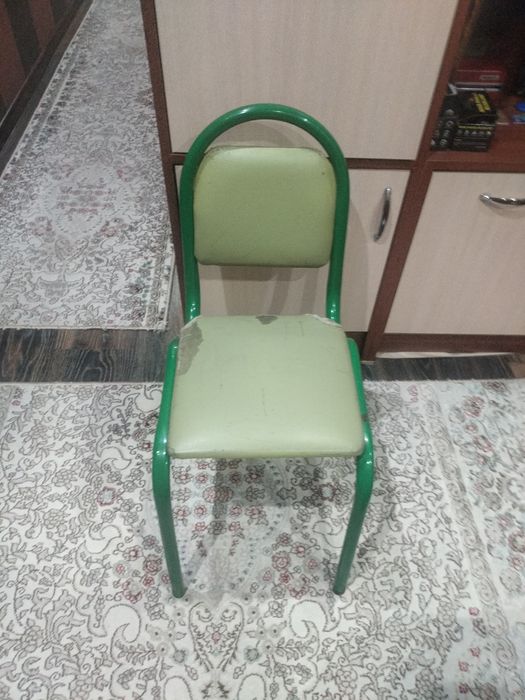Подам стульчик  2 штук детски 4000 тысячи каждый крепки железный