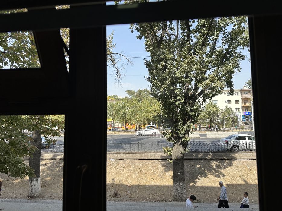 Mirzo Ulugbek Metro buyuk ipak yuli oldida