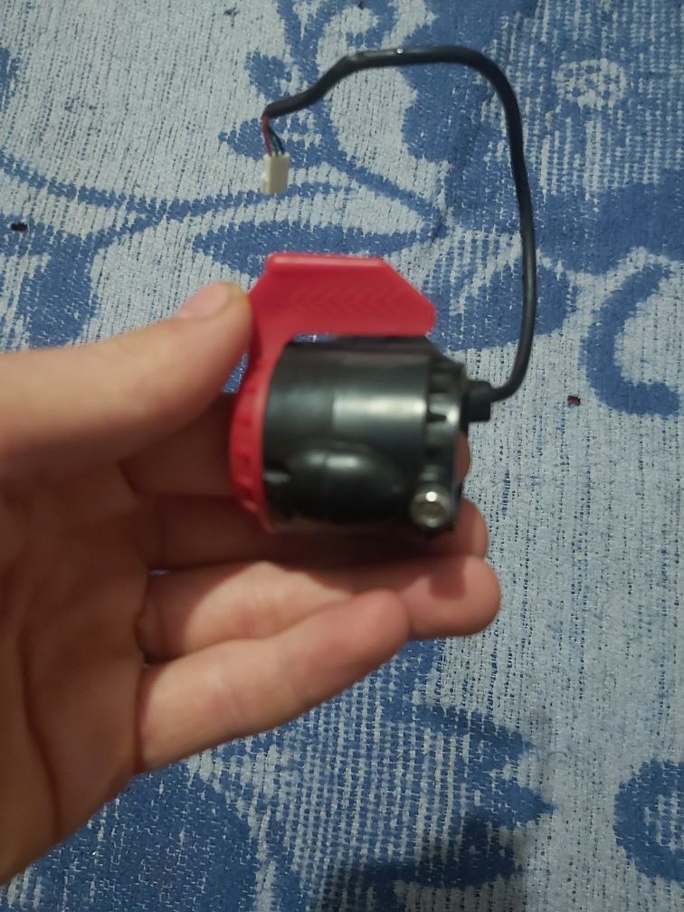 Roata și accelerație petru trotineta electrica.