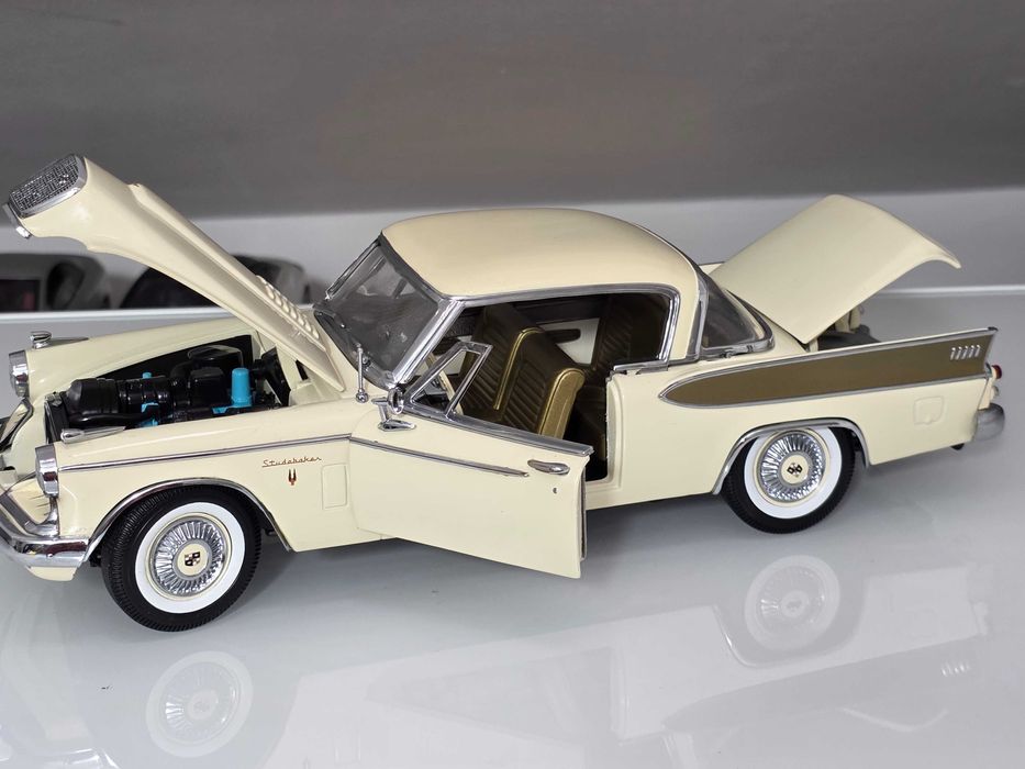 Macheta Auto 1/18 Motor City Classics 1957 Studebaker Golden Hawk