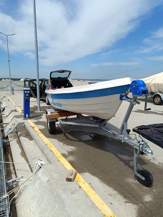 Лодка с чисто нов колесар, с регистрация и мотор