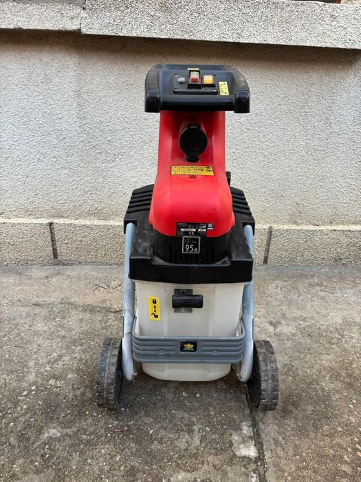 Валцова самопридърпваща дробилка за клони