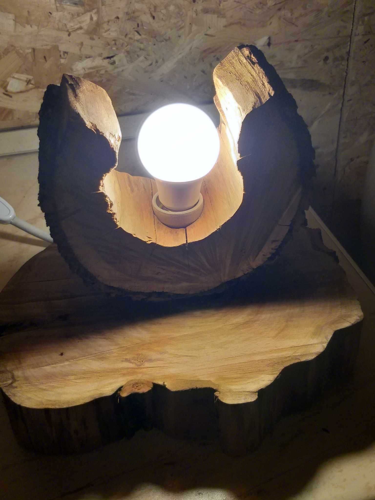 Lampă din lemn handmade