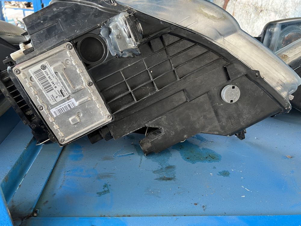 Оригинални фарове VW Passat B6  Bi-Xenon /цената е за два комплект/