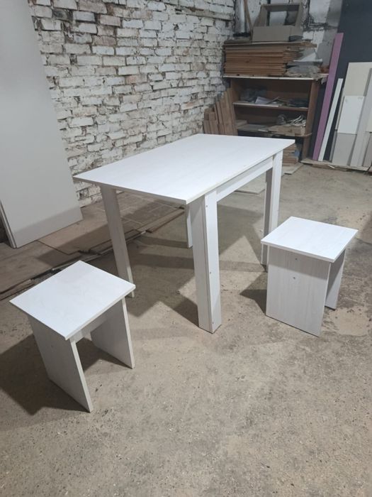 Продам новый стол с двумя стульями 65-100