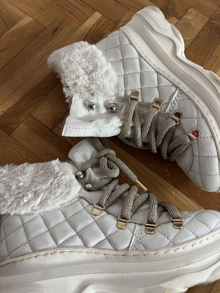 Бели зимни обувки