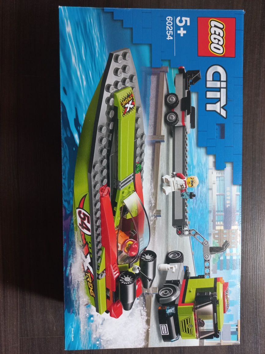 LEGO 60254 Transport cu barca de curse