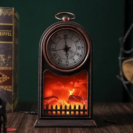 Винтидж камина с жив пламък с настолен часовник и дръжка