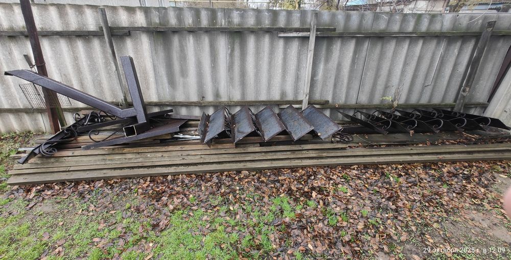 Продам металлическую однокосоурную лестницу