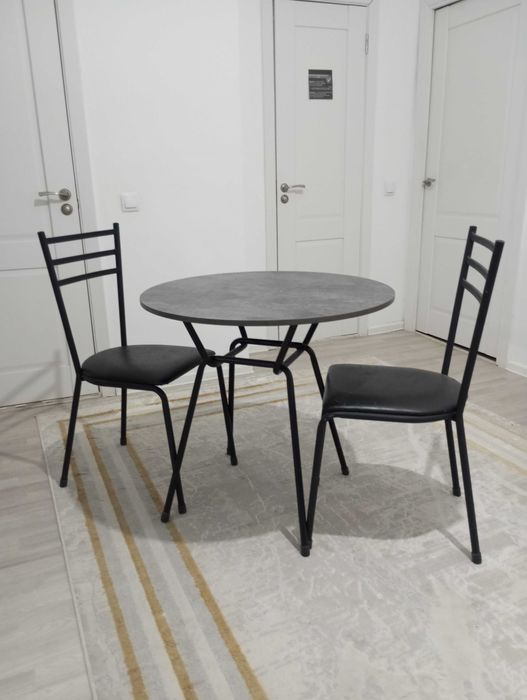 Стол кухонный и стуля