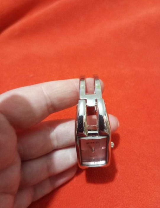 Ceas de dama nou, argintiu cu ecran roz