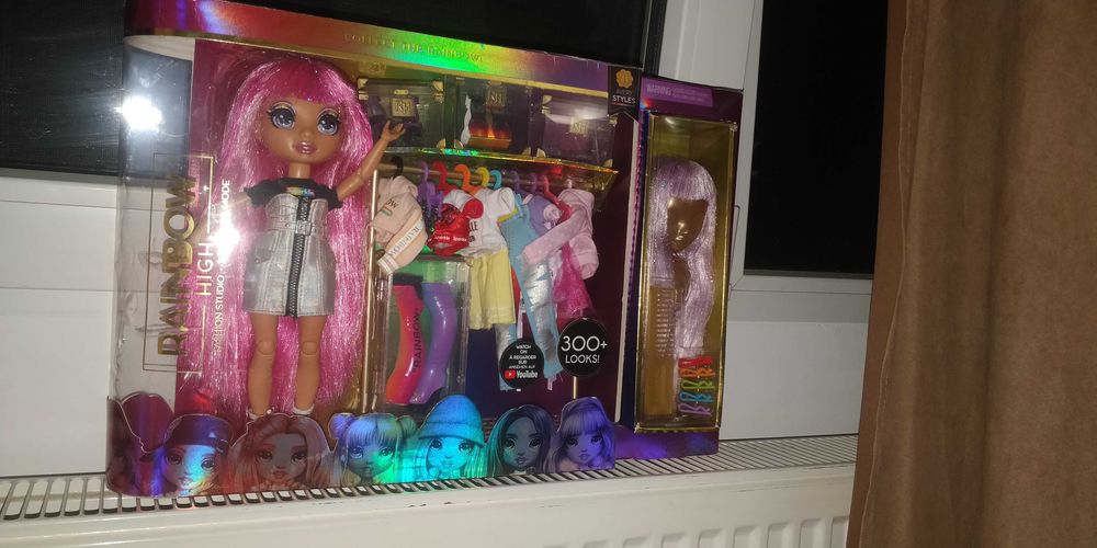 Monster high superbe prețuri diferite- descriere și Rainbow high cutie