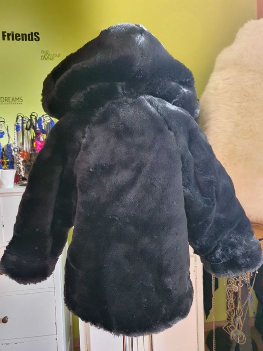 Haina cu doua fete blanita si piele fete vârsta 3-4 ani