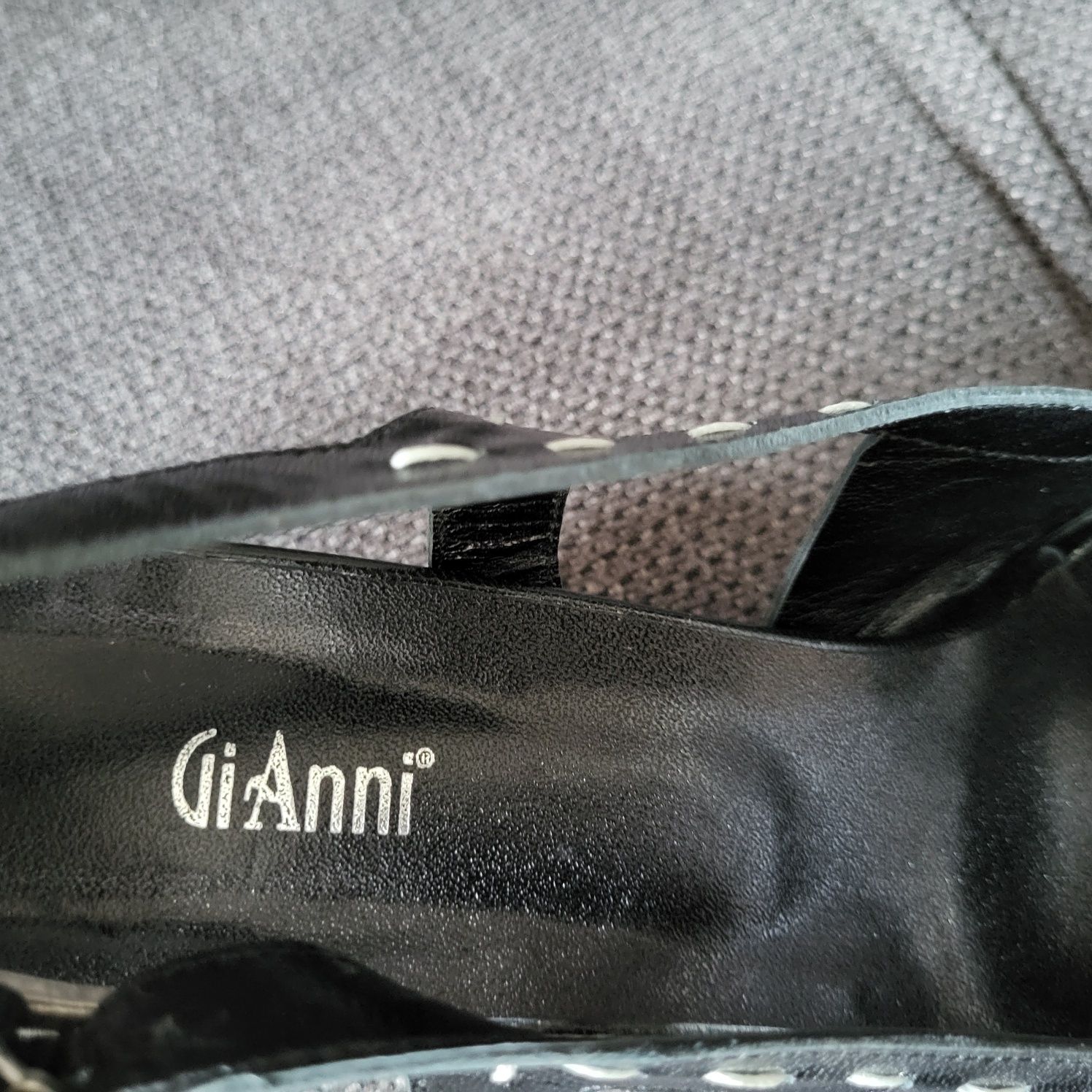 Сандали GiAnni от естествена кожа на нисък ток