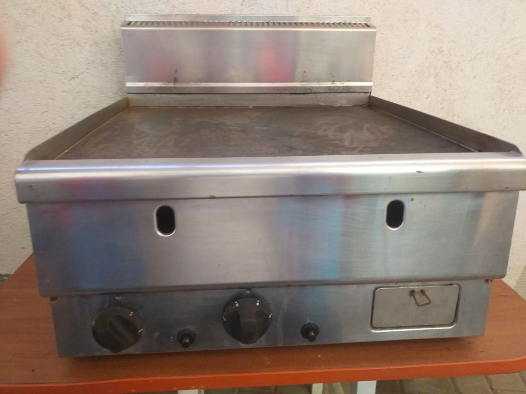 Grătar profesional  pe gaz,chiuveta inox si baterie cu senzor